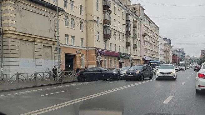 Массовое ДТП в центре Екатеринбурга: шесть автомобилей столкнулись на улице Малышева
