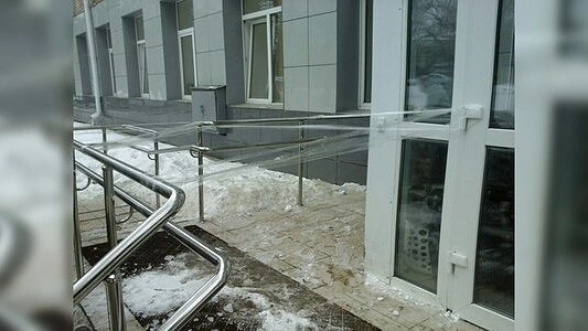 В Екатеринбурге на детскую коляску обрушилась ледяная глыба