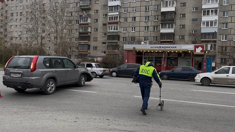 В Екатеринбурге кроссовер сбил мотоциклиста: подросток попал в больницу