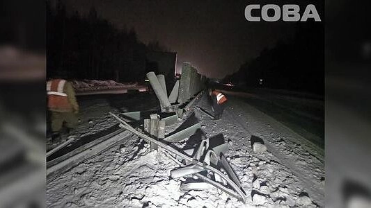 Главная картинка новости: Камаз сложило пополам и выкинуло на металлическое ограждение