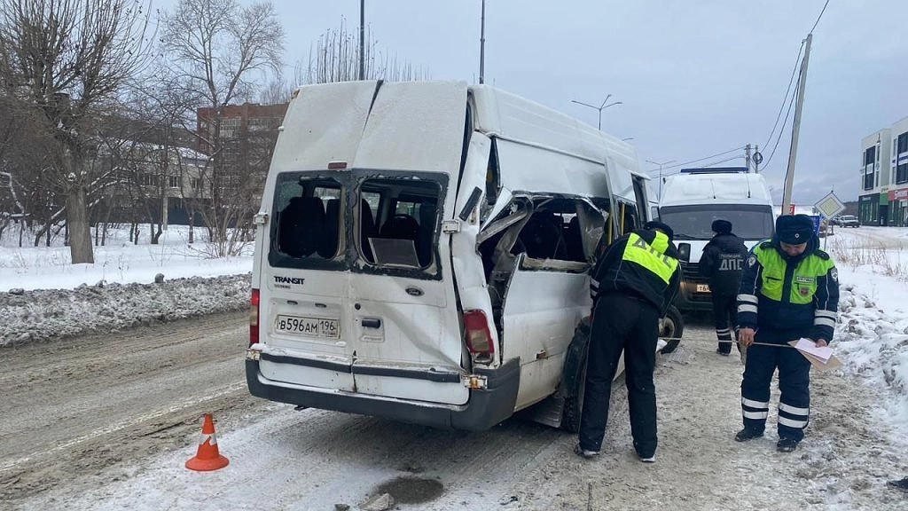 ДТП в Первоуральске: грузовик столкнулся с микроавтобусом