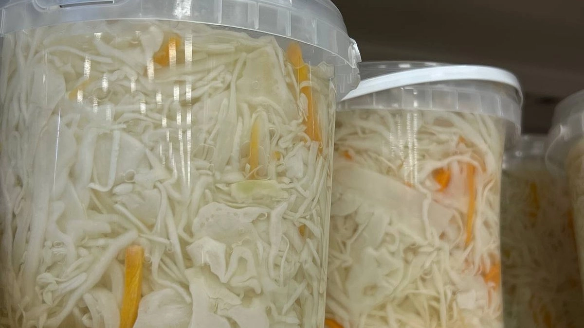 Квашеная капуста по чешскому рецепту: хрустящая, сочная и с идеальной кислинкой готова через два дня