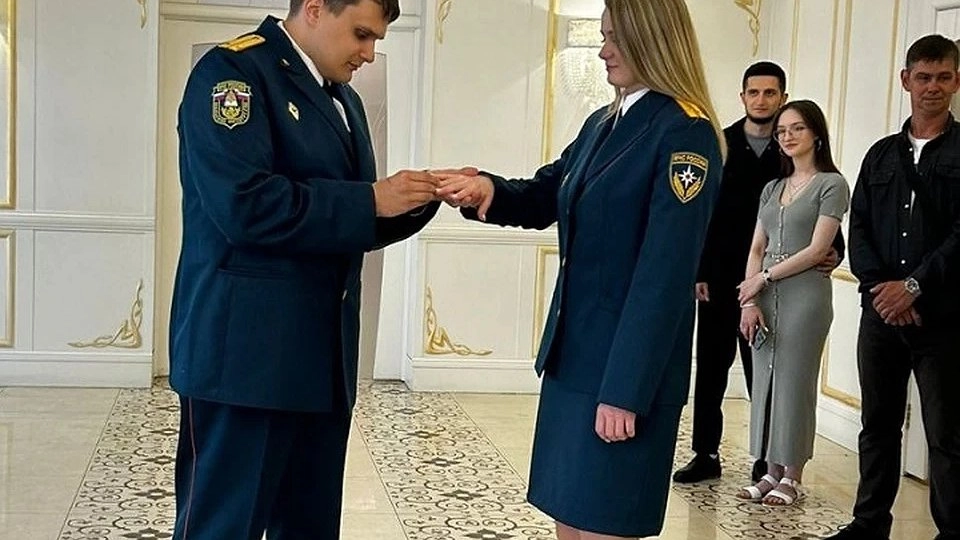 Пожарные сердца: пара сотрудников МЧС заключила брак в Екатеринбурге