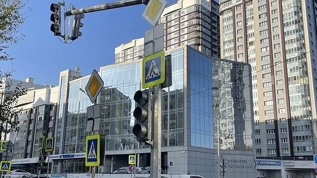 Для безопасности пешеходов: зачем установили светофор в центре Екатеринбурга возле «Адмиральского»