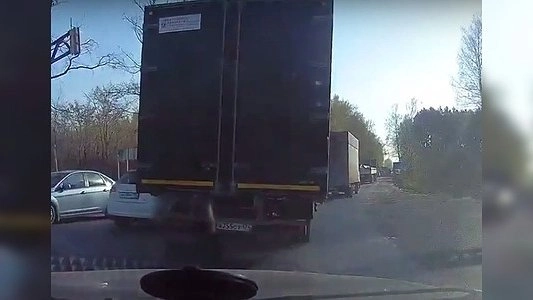 Главная картинка новости: Большегруз сбил лихача на «Ауди» в Екатеринбурге при повороте с Челябинского тракта на ЕКАД 6 июня 2016