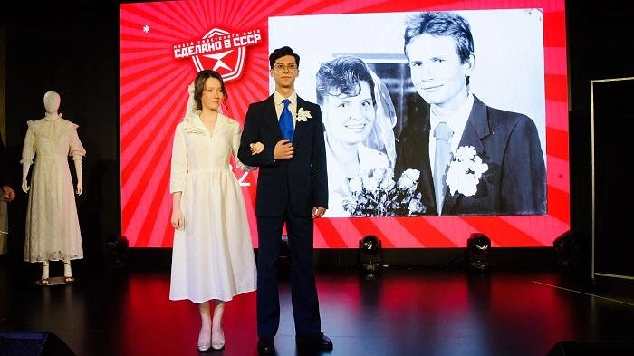 Главная картинка новости: В центре Екатеринбурга прошёл показ свадебных нарядов времён СССР