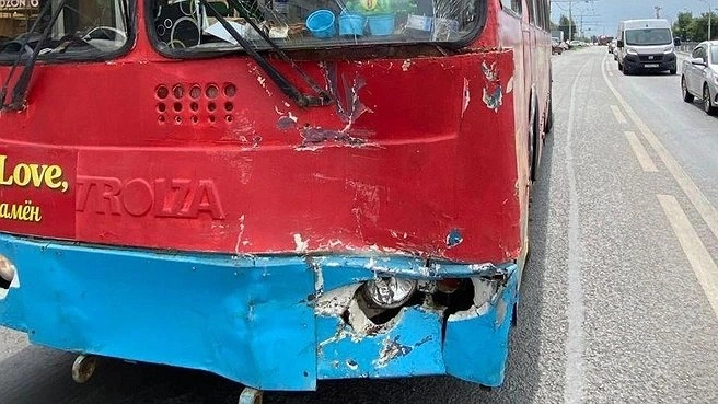 Lexus подрезал троллейбус на проспекте Космонавтов: водительница общественного транспорта госпитализирована