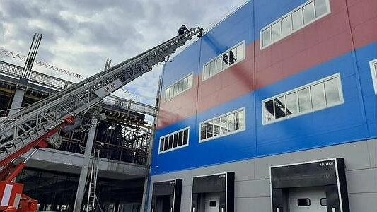 Главная картинка новости: Утром на стройке в Екатеринбурге загорелся склад