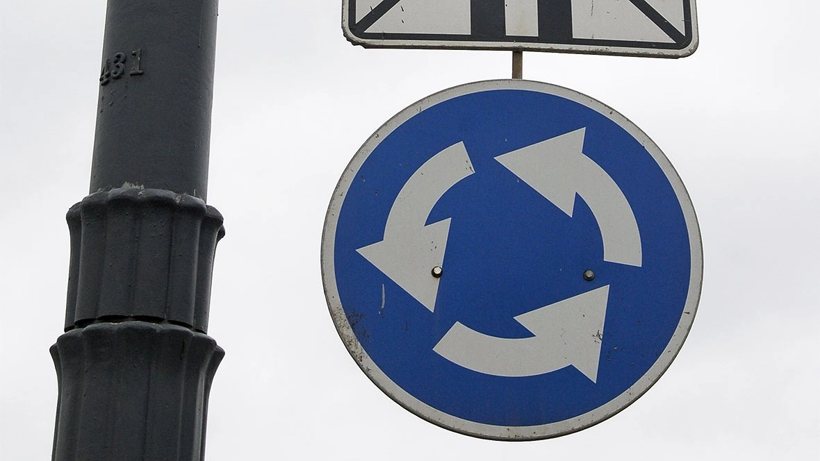 Главная картинка новости: Верховный суд дал скрытое указание водителям. То, что вы делаете на кольце каждый день, — грубая ошибка