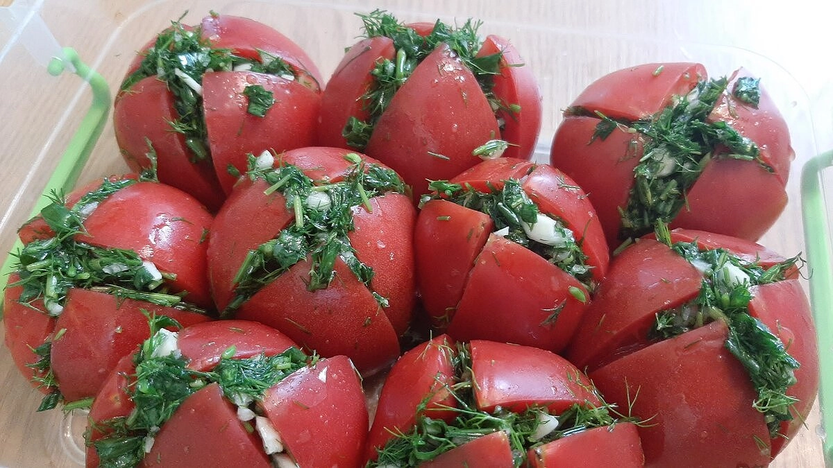 Маринованные помидоры за 30 минут: простой рецепт, от которого семья будет в восторге