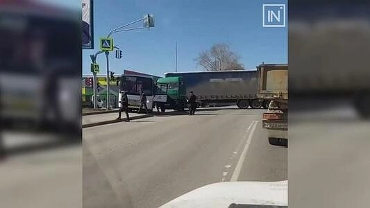 В Екатеринбурге из-за ДТП с фурой встало движение