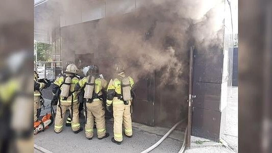 Людей эвакуировали: в Екатеринбурге загорелся фитнес-клуб