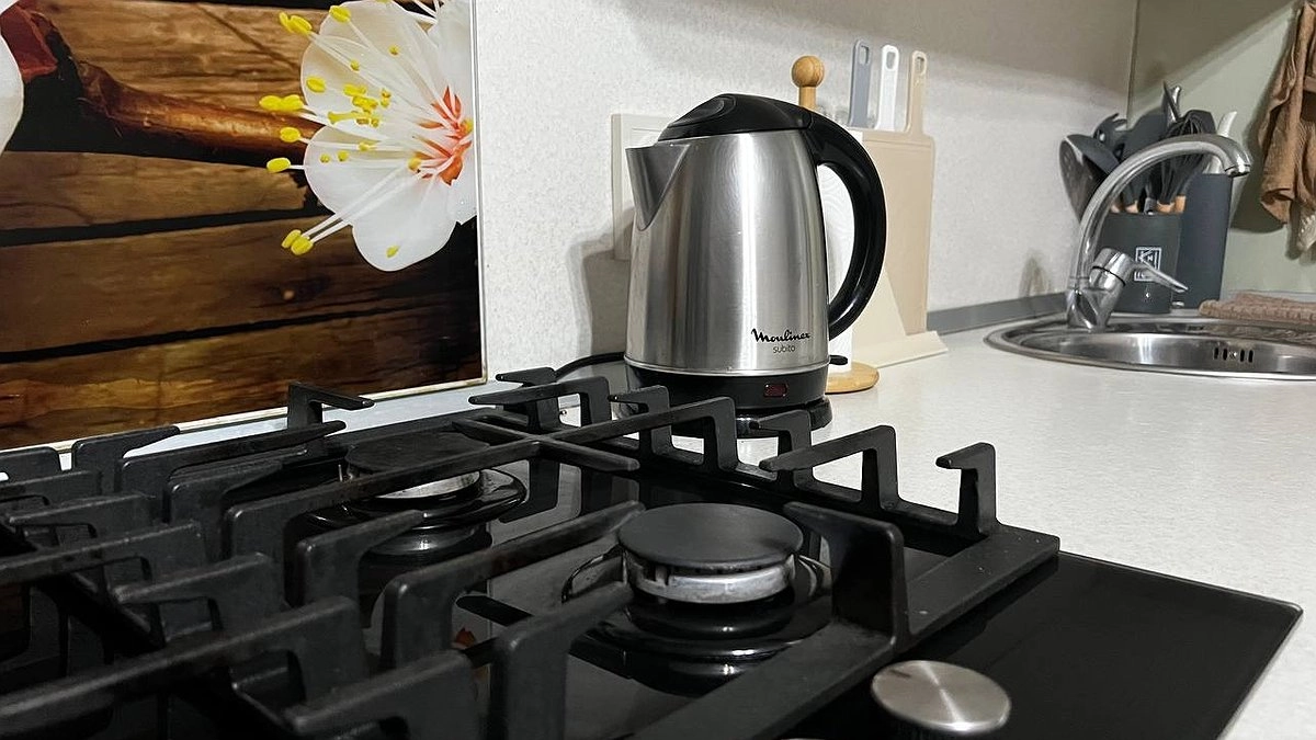 Кидаю 3 кусочка в чайник — и накипь пропадает моментально: способ безопасен для здоровья и прибора