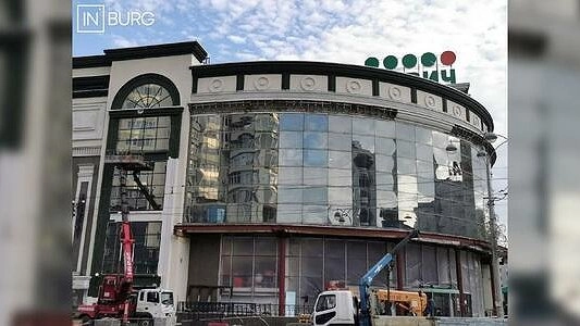 В Екатеринбурге начали перекрашивать "Гринвич"