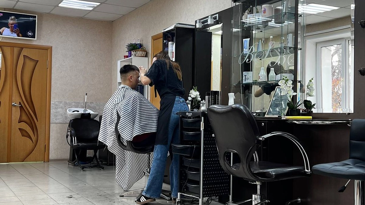 Элегантные стрижки подходят всем, кому за 60 лет - для круглого лица и визуально уменьшат щеки, поделился специалист