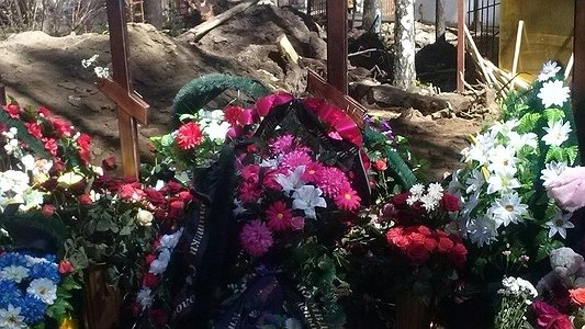 Похороны четверых детей священника Виталия Агошкова, отравившихся газом в деревне Красный Адуй - 22 мая фото и видео 2015 год