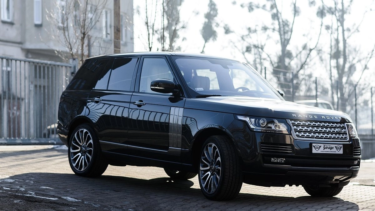 В Екатеринбурге пироманы сожгли пять элитных автомобилей на охраняемом паркинге