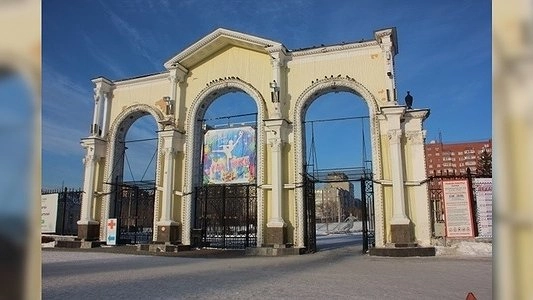 Главная картинка новости: В Екатеринбурге полицейские спасли мужчину без сознания из горящего дома