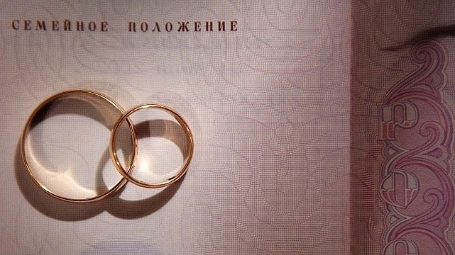 Оказалась замужем: свердловчанка, потерявшая паспорт, неожиданно обнаружила изменение в семейном статусе