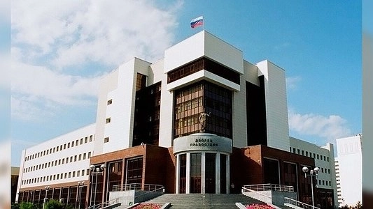 «Вышли двое в касках и бронежилетах»: из здания Свердловского областного суда эвакуировали людей