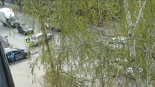 «Выехали на дорогу, под КамАЗ прямо!»: в Екатеринбурге две девушки попали в ДТП- видео - 13 мая 2015 года