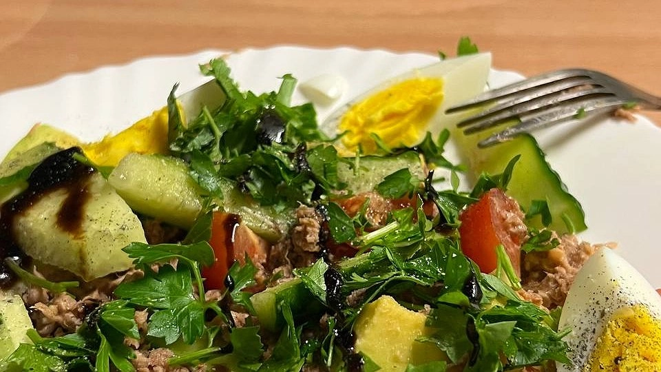 Просят добавку с первой ложки: салат «Копейка» с килькой, который всегда съедают до крошки