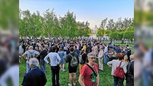 Битва за Октябрьскую площадь в Екатеринбурге: защитники сквера снесли забор, сторонники храма нападают на активистов