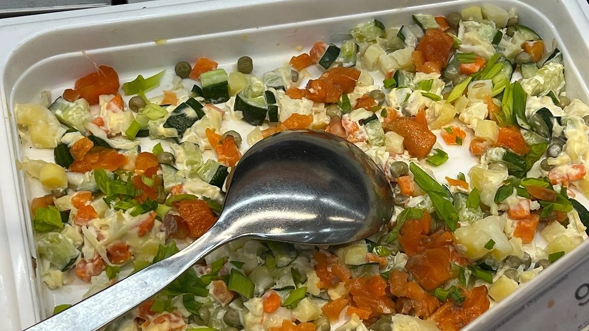 Роспотребнадзор Свердловской области напомнил, как избежать отравления новогодними салатами