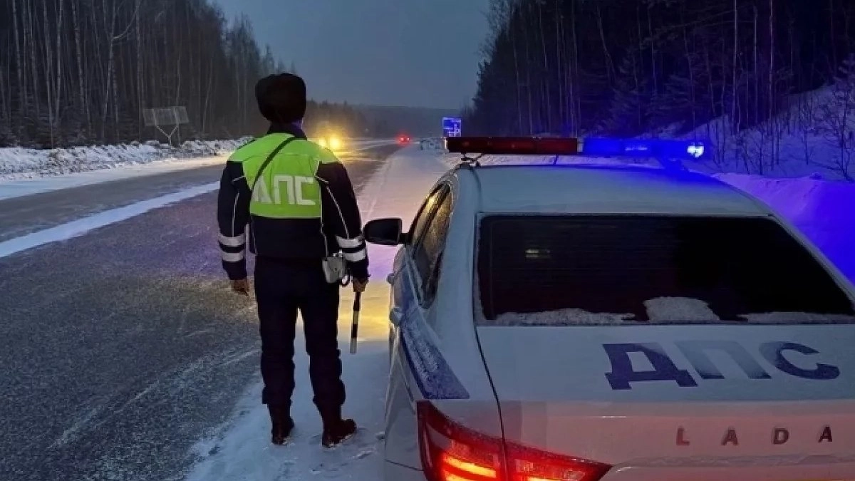 Главная картинка новости: Более 150 аварий за сутки: автолюбители Среднего Урала не справляются с зимними дорогами