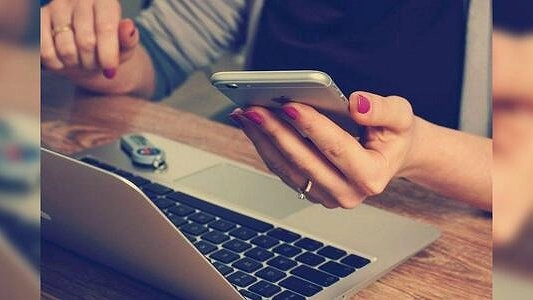 Российский эксперт рассказал, опасно ли оставлять телефон на зарядке на всю ночь