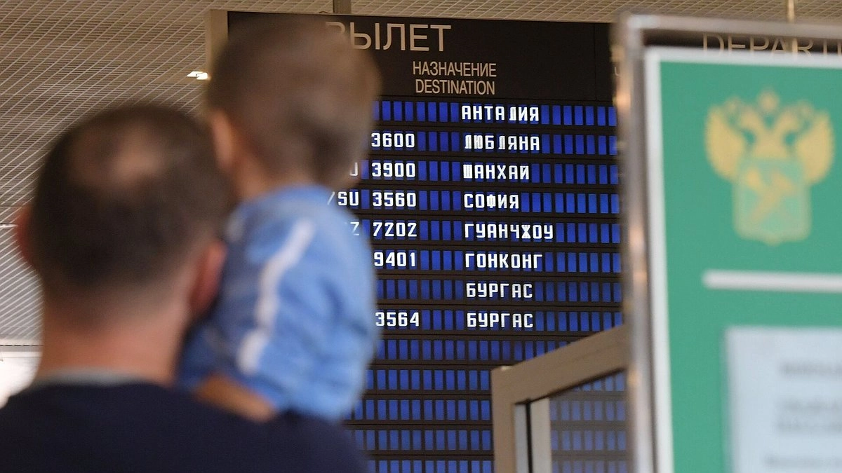 Проверьте долги перед отпуском: 323 тысячи свердловчан уже не могут выехать за границу