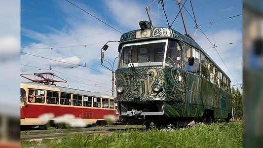 Главная картинка новости: Оригинальный трамвай с каллиграфией выйдет на улицы Екатеринбурга