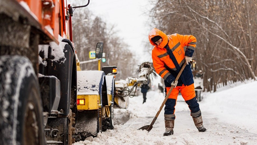 На морозе — 1,1 тысячи рабочих и 1,2 тысячи машин: за выходные из Екатеринбурга вывезли почти 20 тысяч тонн снега