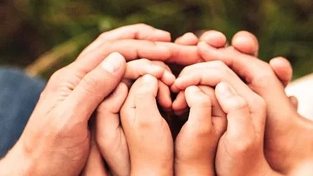 Главная картинка новости: С 1 ноября семьи Свердловской области получат детские пособия досрочно: полный график выплат