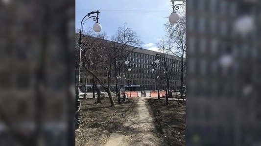 В Екатеринбурге фонари в еще не открывшемся сквере за Оперным атаковали вандалы