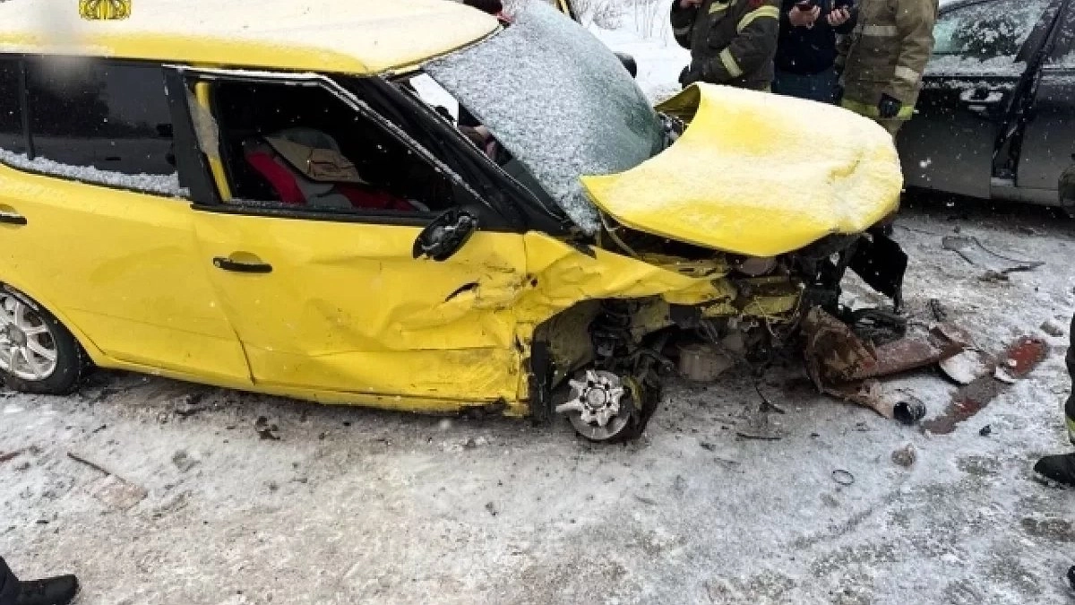 Главная картинка новости: Женщина с ребёнком пострадали в жесткой аварии под Верхней Пышмой. Виновата скорость