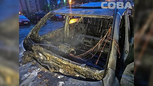 В Екатеринбурге ночью горели два автомобиля:«Пежо 408»  и «Тойота Лэнд Крузер» , а также трамвай - фото 23 мая 2015 года