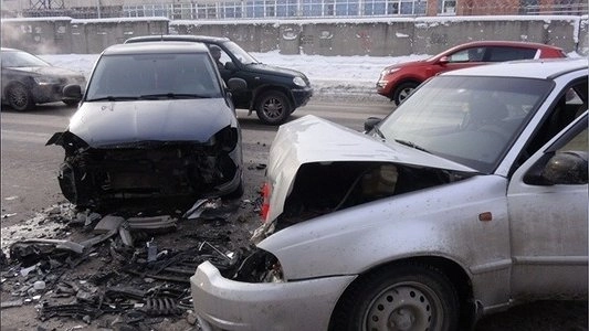 В ДТП на Шефской в Екатеринбурге пострадали три человека. Фото