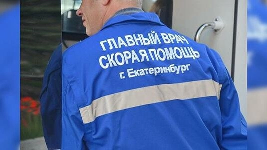 К екатеринбургской больнице подъехал мобильный морг