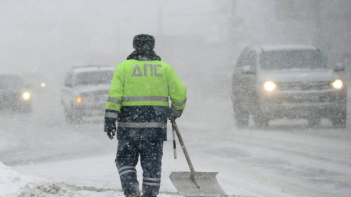 Уральская трасса парализована: трасса Екатеринбург — Пермь закрыта для движения из-за аномального снегопада