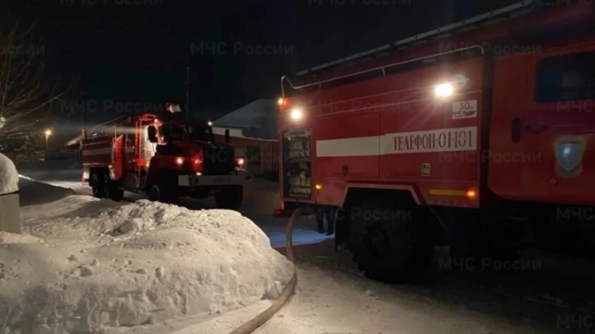 Спасатели за сутки ликвидировали 16 пожаров в жилом секторе Свердловской области