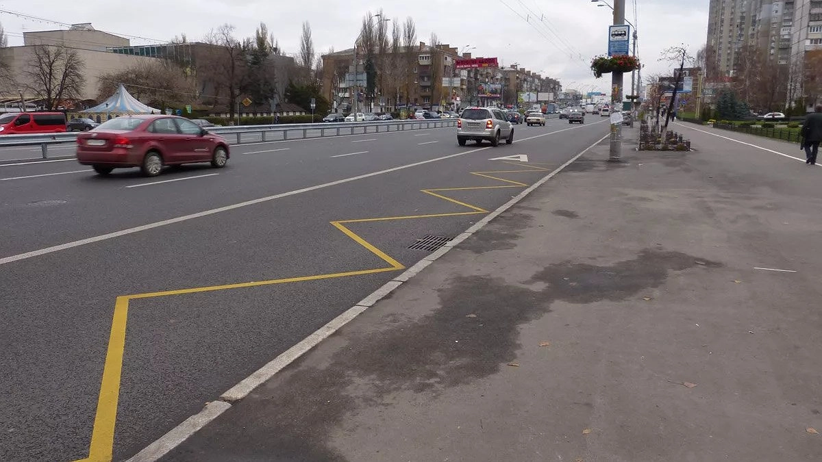 Что означает разметка «зигзаг» перед пешеходным переходом: объясняем по ПДД