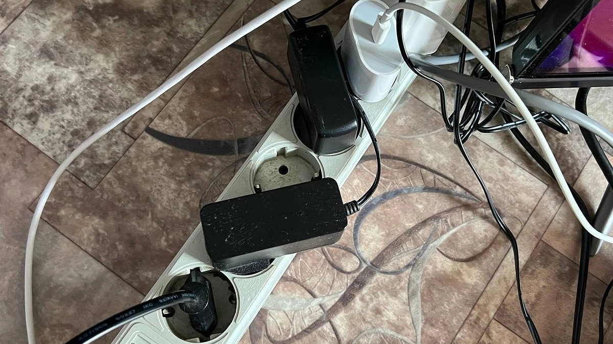 Счет за свет уменьшится почти вдвое: достаточно выключить из розетки один прибор — простой лайфхак