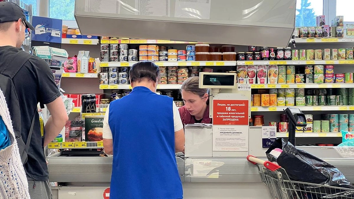 Главная картинка новости: В России вводят продуктовые карточки. Возвращение из прошлого