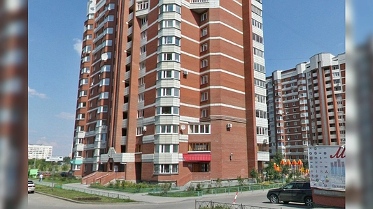 В Екатеринбурге стекло рухнуло с балкона на мужчину на улице Шварца