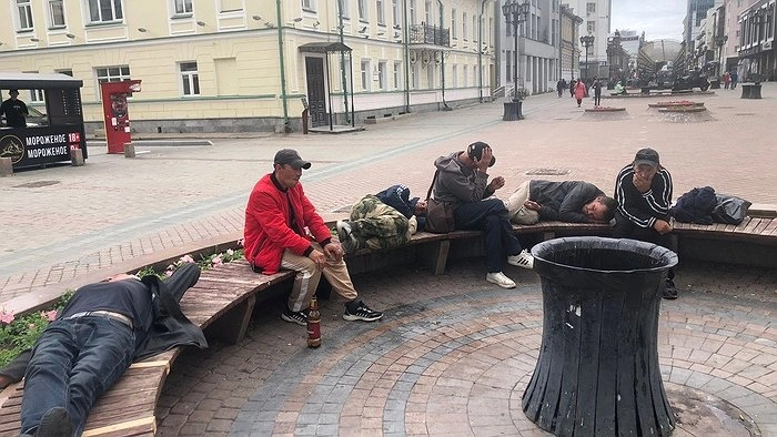 Гостей Екатеринбурга повергли в шок лежачие под одеялами бездомные в центре города