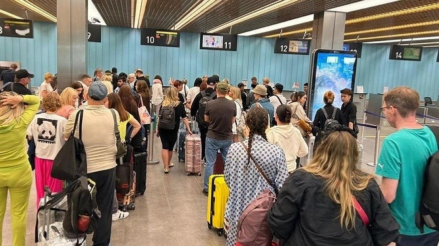 Главная картинка новости: Туристы из Екатеринбурга остались без рейса в Шарджу и борются за возврат денег