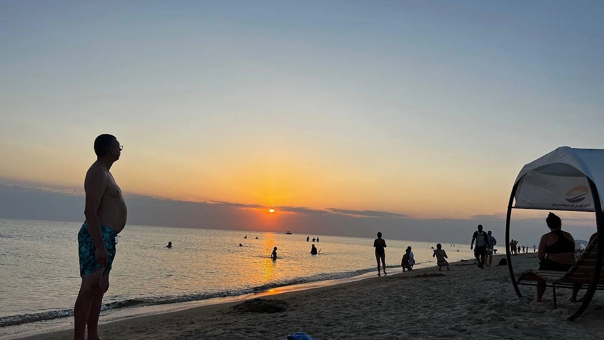 «Купаться невозможно, все сидят на берегу»: Черное море выкатило жуткий сюрприз отдыхающим