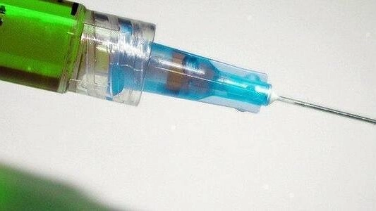 Прививки от коронавируса начнут массово ставить с ноября