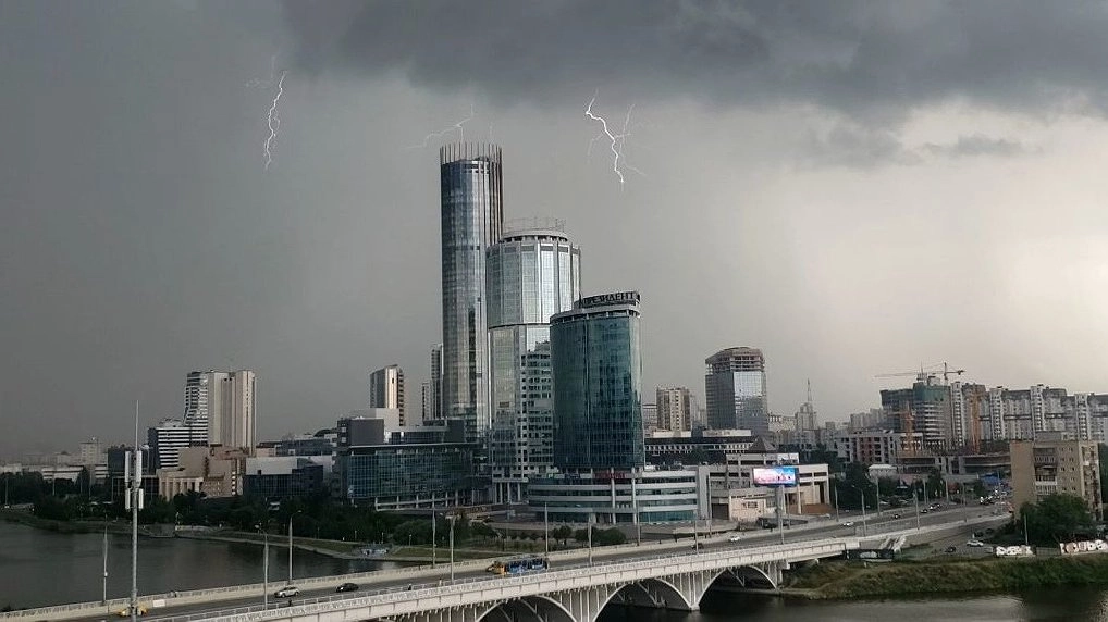 Екатеринбург ушел под воду после мощного шторма: улицы затоплены, транспорт остановлен